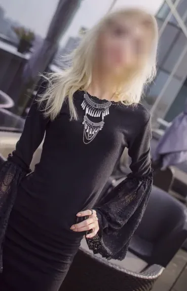 Daphne, 25