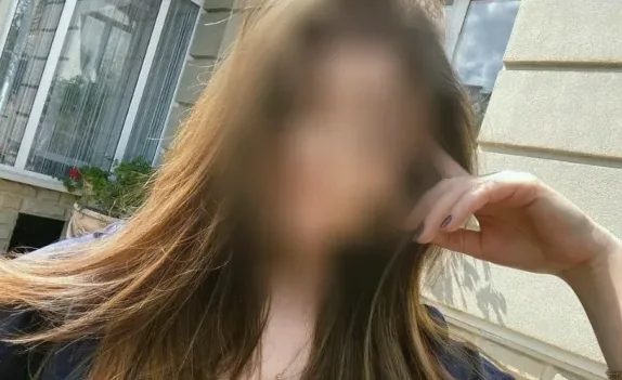 Nina, 19